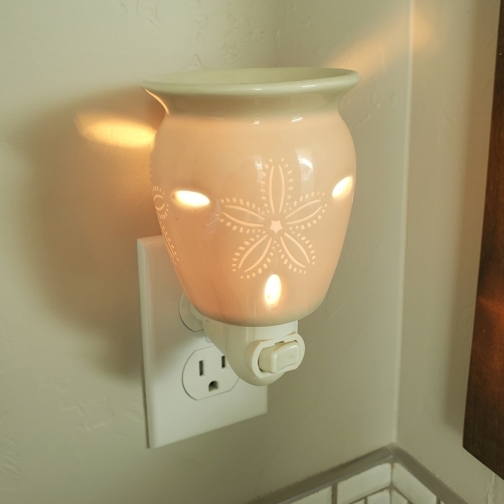 SCENTSY MINI PLUG IN WARMER SAND DOLLAR WITH BOX RETIRED